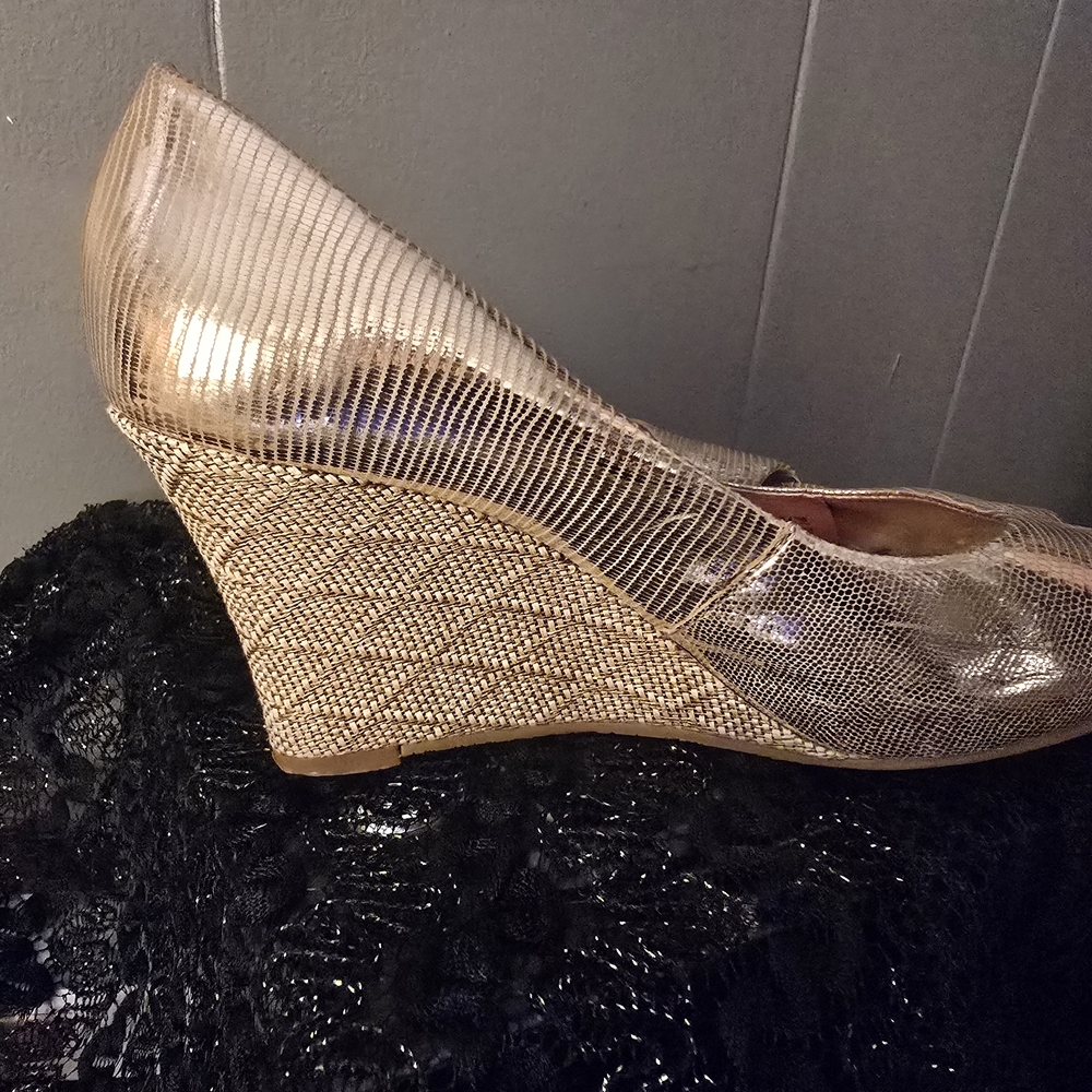 Lilly Pulitzer Gold Textured Open-Toe Closed-Back Raffia Wedges - Picture 6 of 11